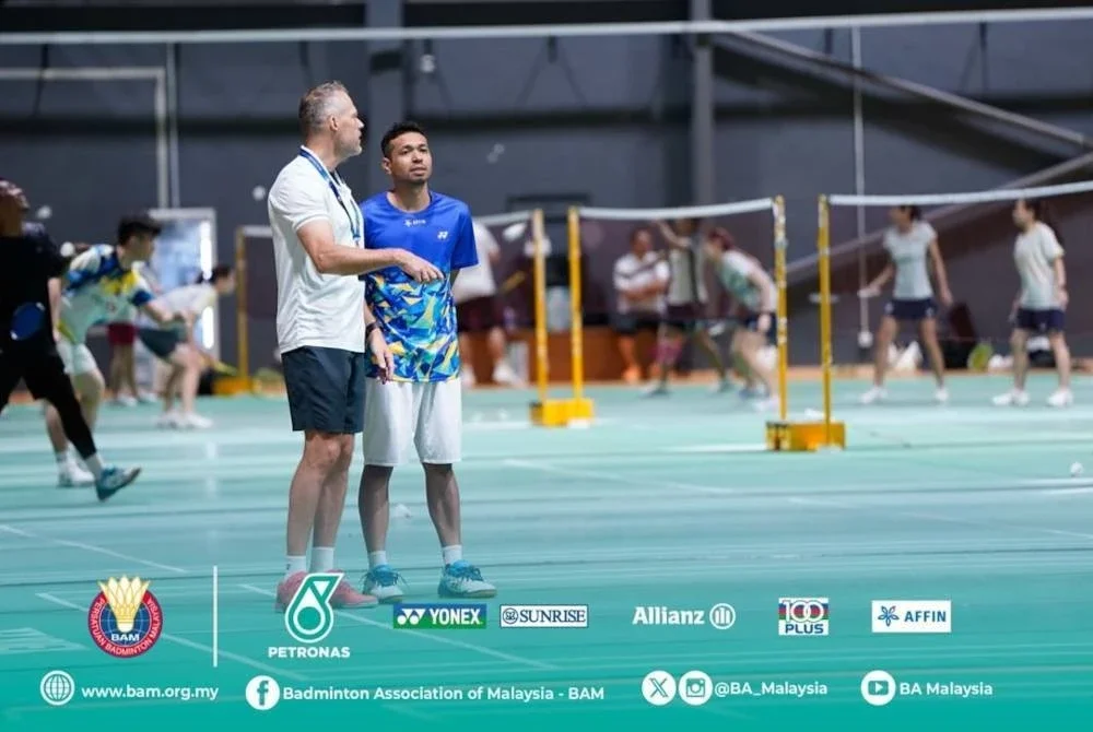 Jonassen (kiri) berbincang dengan Iskandar. semasa sesi latihan pemain di ABM. Foto BAM