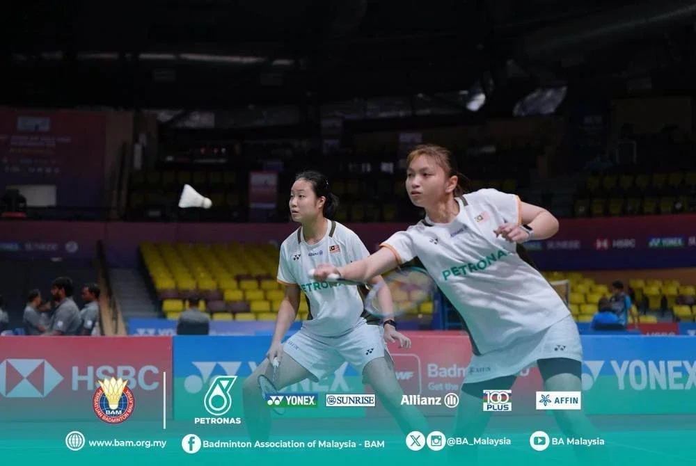 Aksi Noraqilah Maisarah Ramdan-Low Zi Yu semasa menentang Taiwan dalam Kejuaraan Berpasukan Campuran Remaja Dunia 2025 di Pusat Kecemerlangan Nasional, Guwahati, India pada Sabtu. FOTO: Badminton Association of Malaysia. BAM