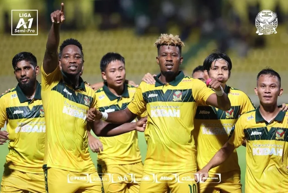 Azeez Adam (tiga dari kanan) menjaringkan gol tunggal kemenangan Kedah FA ke atas KDA FC pada aksi derbi Kedah di Stadium Darul Aman pada malam Sabtu. Foto KEDAH FA