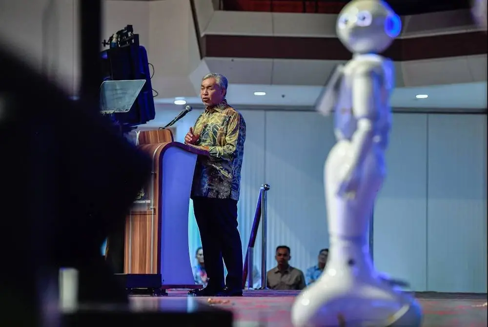 Timbalan Perdana Menteri, Datuk Seri Dr Ahmad Zahid Hamidi menyampaikan ucapan perasmian pada Majlis Makan Malam dan Perasmian Pembukaan International Young Future Leaders Summit 2025 (iFUTURE 2025) di Dewan Merdeka Pusat Dagangan Dunia Kuala Lumpur, hari ini. Foto Bernama