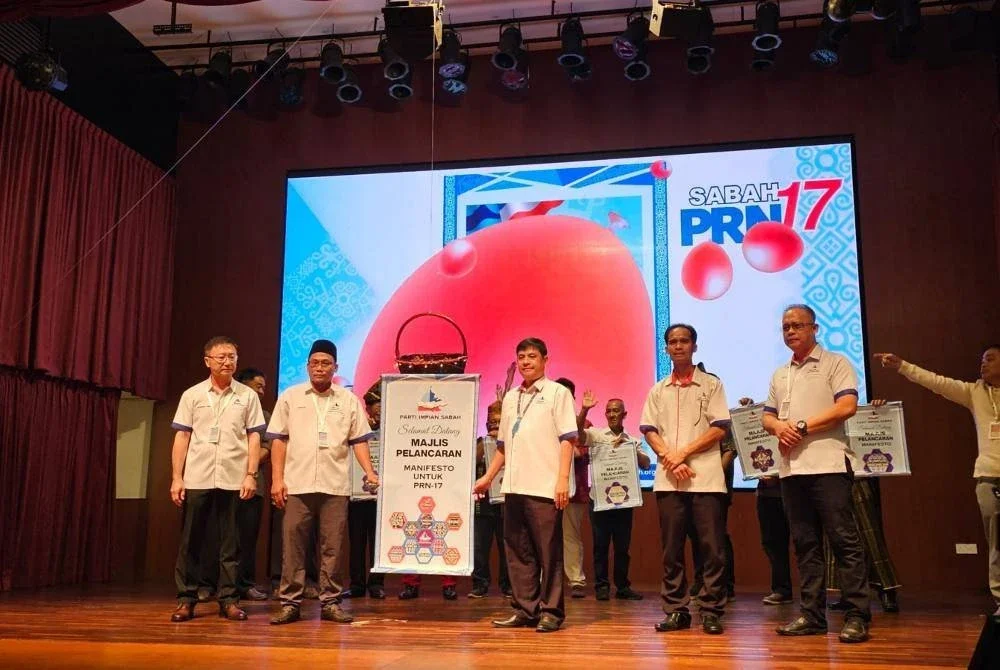 Michel (tiga dari kiri) ketika melancarkan manifesto PIS di Penampang pada Sabtu.