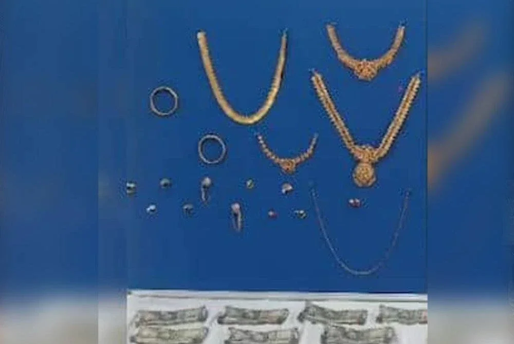 Antara wang tunai dan barang kemas dirampas semula dari Shreyas. Foto: NDTV