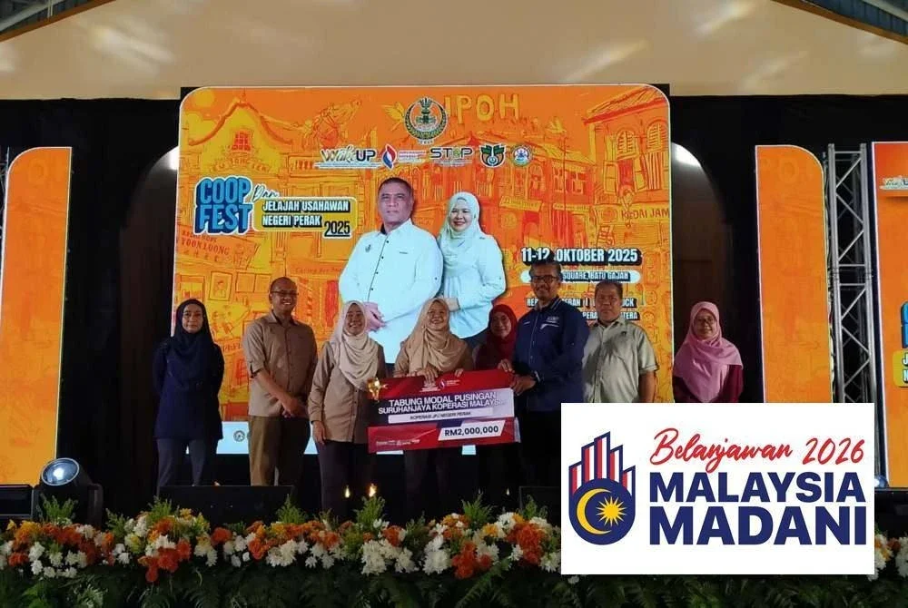Salbiah (empat dari kiri) menyampaikan replika cek Pembiayaan Tabung Modal Pusingan Suruhanjaya Koperasi Malaysia sempena Program Coopfest dan Jelajah Usahawan Negeri Perak di Arena Square Batu Gajah pada Sabtu.