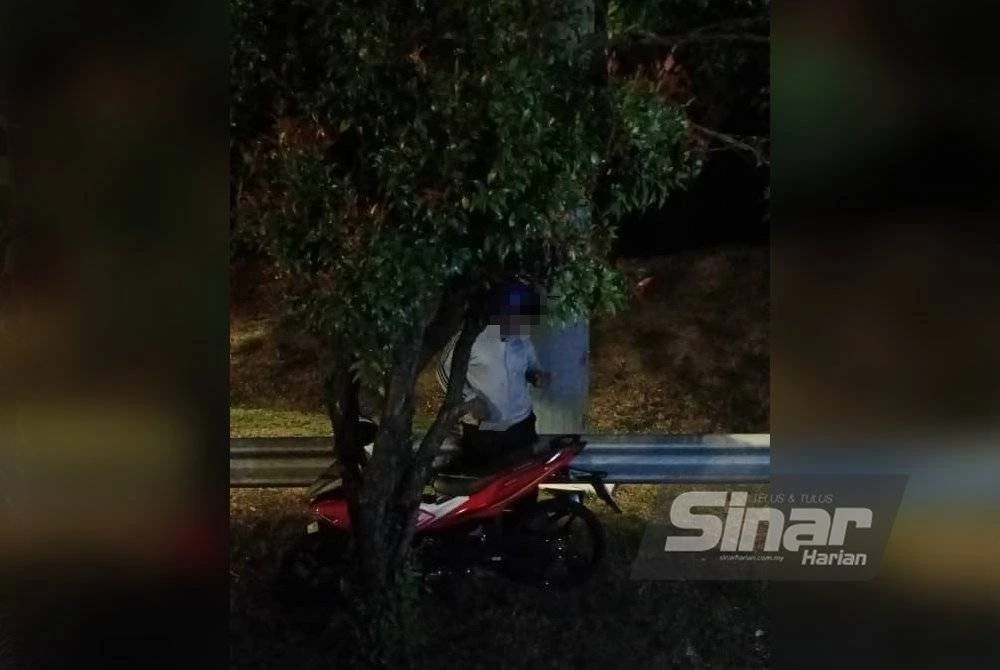 Seorang penunggang motosikal dikesan cuba bersembunyi ketika operasi dijalankan.