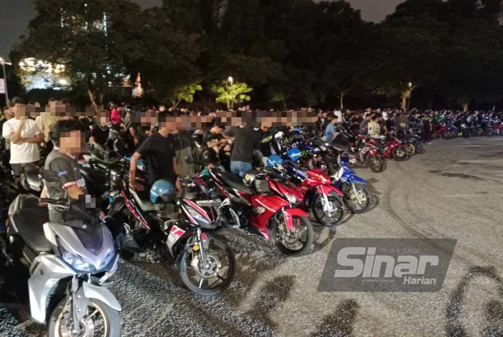 Ratusan penunggang motosikal ditahan dalam operasi besar-besaran yang dijalankan di Lebuhraya NKVE pada awal pagi Ahad.