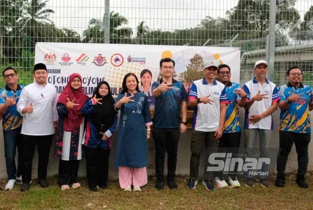 Nie Ching (lima dari kiri) pada Program Gotong-Royong Perdana Sempena Hari Habitat di Kampung Melayu Bukit Batu pada Ahad.