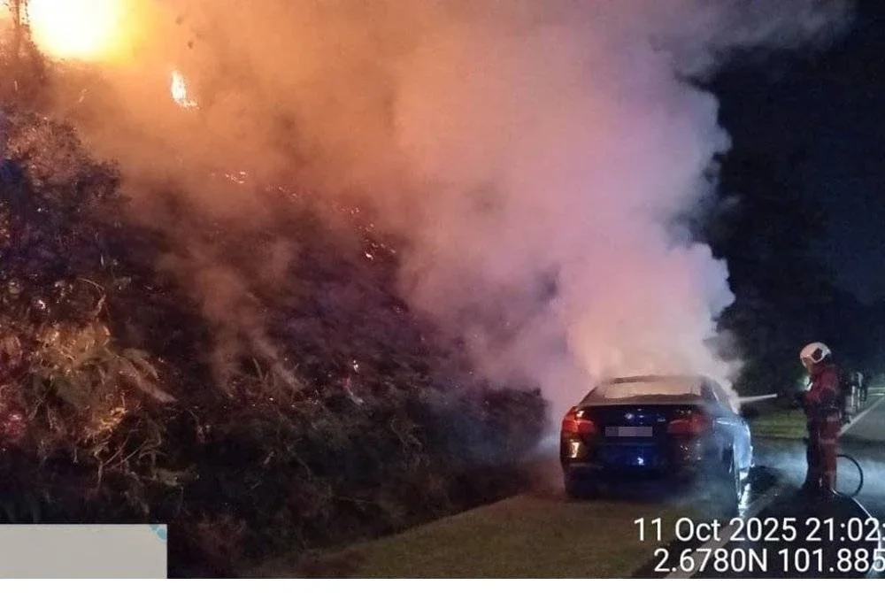 BMW terbakar sebelum api merebak ke lereng bukit berhampiran.