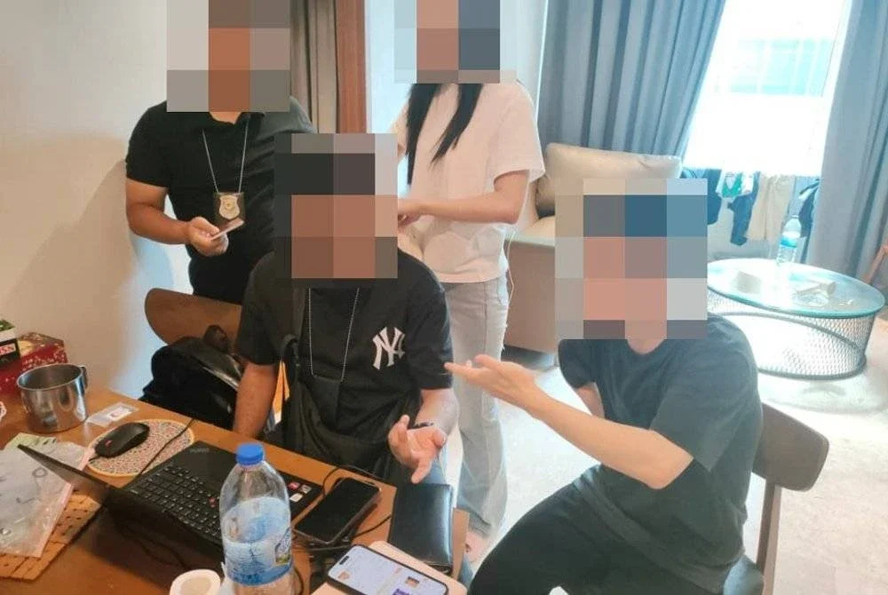 Siasatan awal mendapati sindiket berkenaan beroperasi dari unit kediaman mewah yang diubah suai menjadi pusat pengendalian laman perjudian secara atas talian.