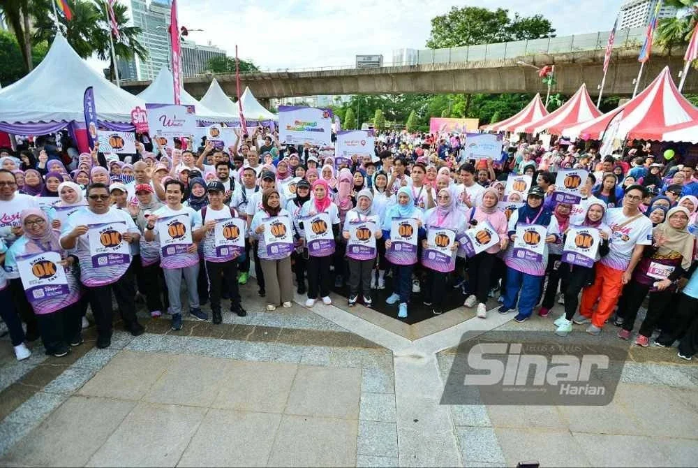 Nancy (tengah) bersama seluruh warga kerja di bawah KPWKM dan peserta Kasih Fun Run 2025.