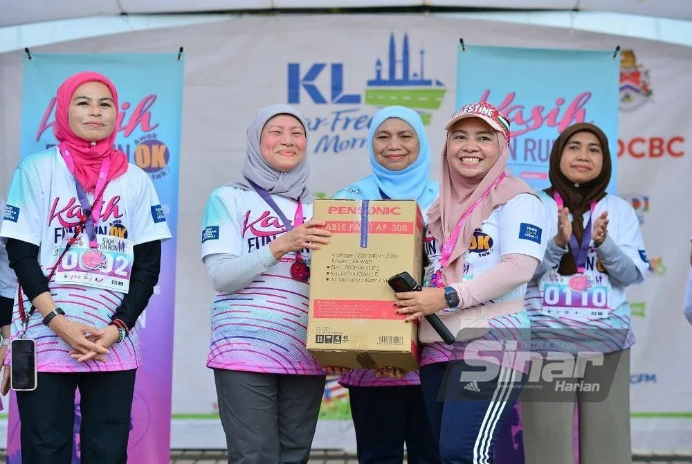 Senyuman lebar salah seorang peserta apabila menerima hadiah cabutan bertuah. FOTO SINAR HARIAN/ ASRIL ASWANDI SHUKOR.