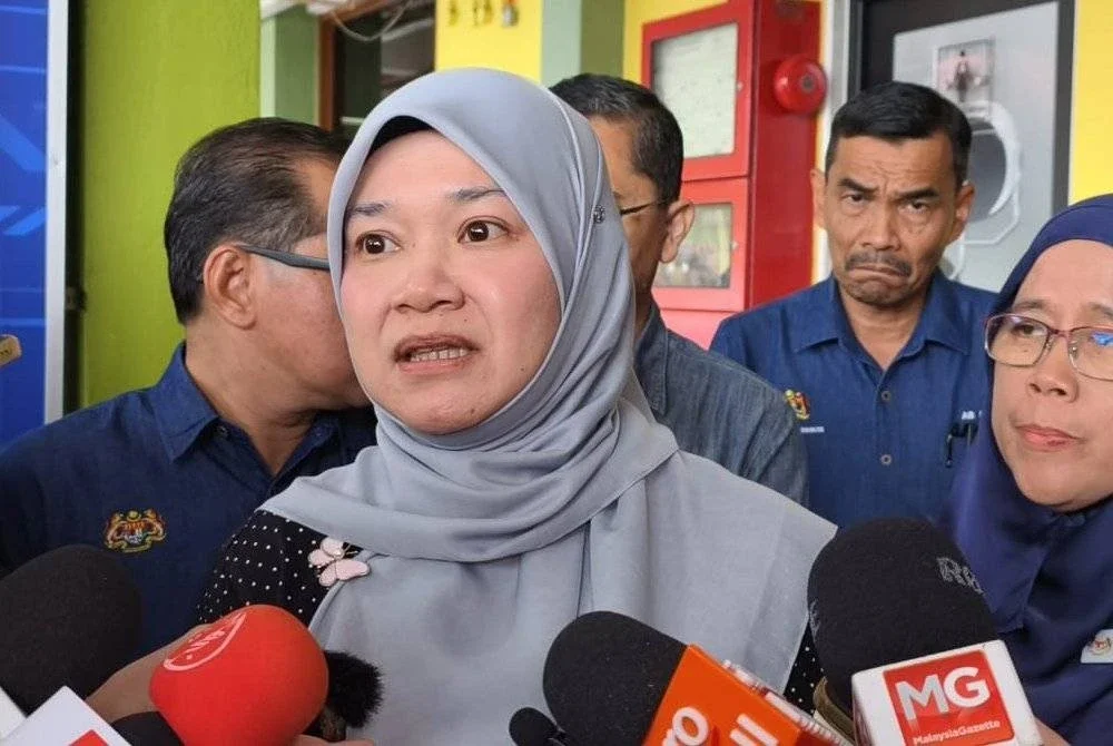 Fadhlina ketika ditemui pemberita di Jabatan Pendidikan Negeri Melaka di Bukit Beruang pada Ahad.
