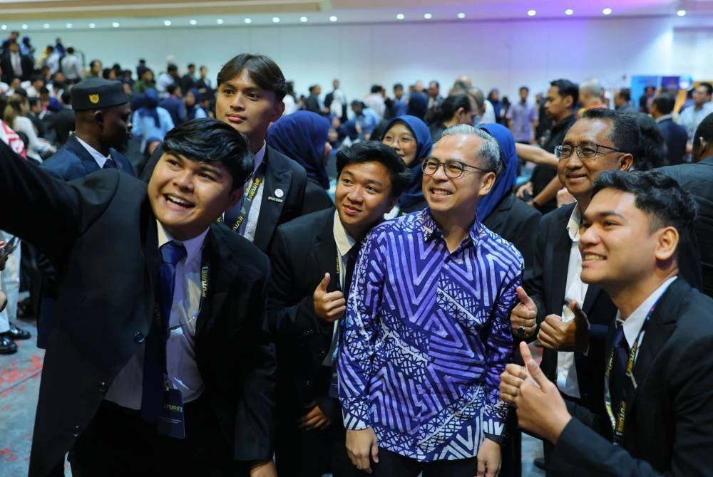 Fahmi menyantuni para pelajar yang hadir pada iFUTURE) 2025 di Dewan Merdeka, Pusat Dagangan Dunia Kuala Lumpur pada Ahad. Foto: Bernama
