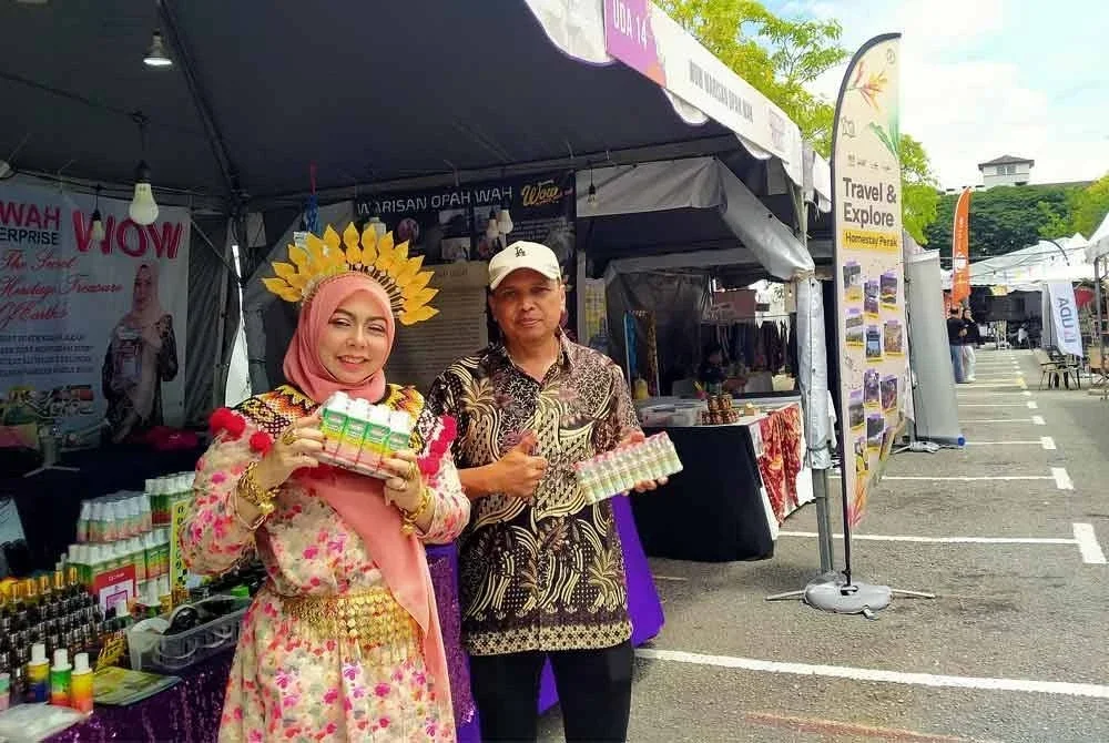 Antara usahawan yang terlibat dalam Karnival UDA 2025@Ipoh selama tiga hari di Angsana Ipoh Mall pada Ahad.