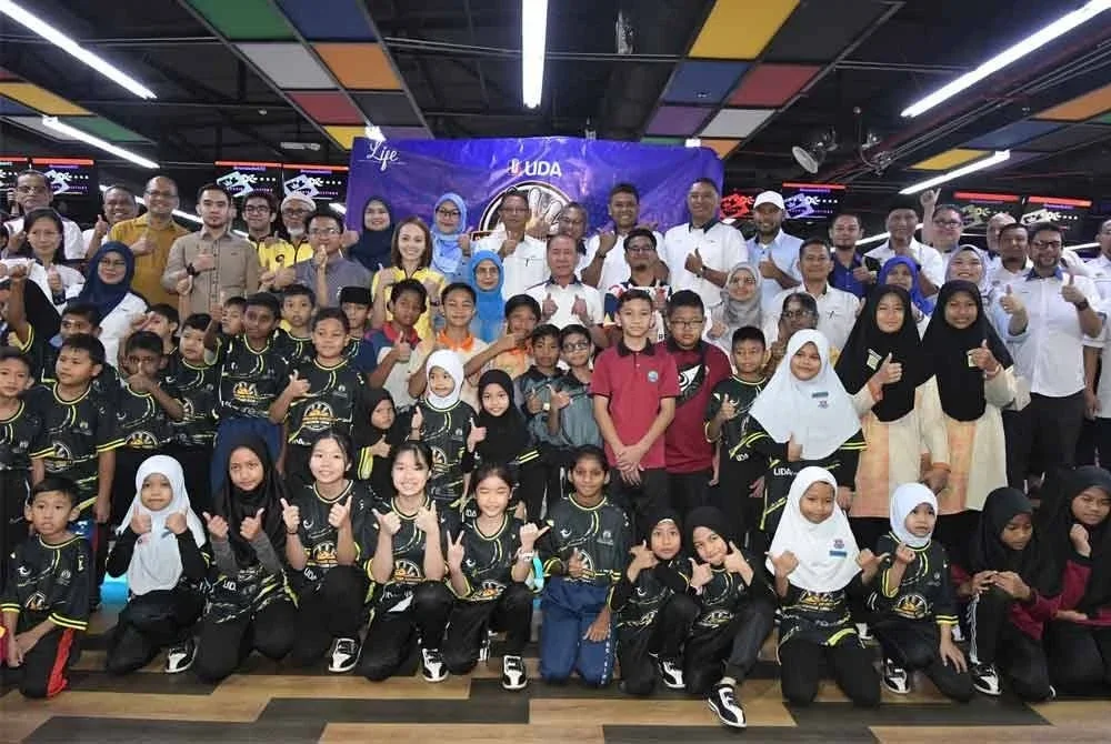 Mohd Annuar bersama peserta dan jemputan yang hadir ke Majlis Perasmian Program UDA Cares: Bangunkan Komuniti, Lahirkan Juara di Lite Superbowl JB 9, Angsana Ipoh Mall pada Ahad.