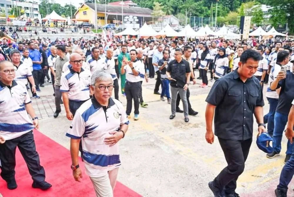 Al-Sultan Abdullah berkenan menyempurnakan Majlis Perasmian MRP di Dataran Orang Kaya Haji, Lipis pada Ahad