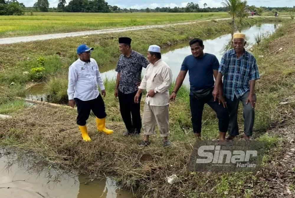 Mohd Faizul (kiri) ketika bertemu dengan pesawah di Bachok. - Foto: SINAR HARIAN/ ADILA SHARINNI WAHID