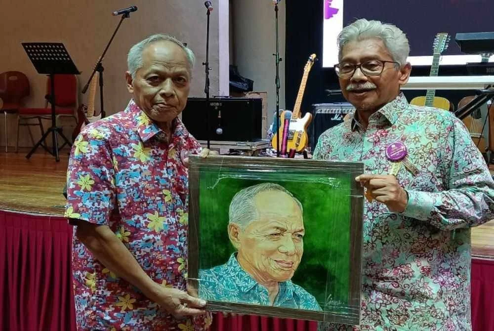 Mustapha (kiri) menyerahkan cenderamata kepada Nasir (kanan) pada Majlis Reunion Alumni KSPU/FSPU 2025 pada Ahad.