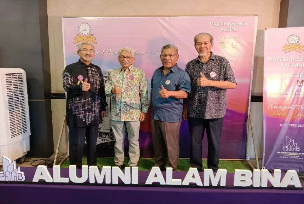 Mustapha (dua kiri) bersama sebahagian alumni hadir pada Majlis Reunion Alumni KSPU/FSPU 2025 pada Ahad.