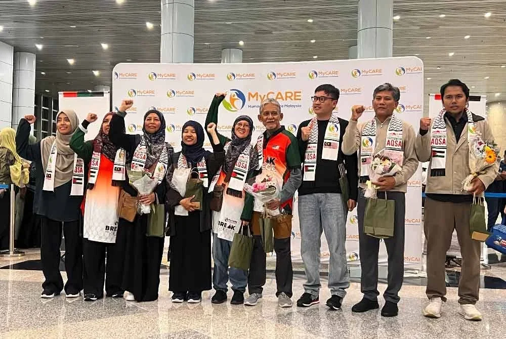 Sembilan aktivis Malaysia yang menyertai misi Freedom Flotilla Coalition dan Thousand Madleens to Gaza selamat tiba di tanah air pada jam 4 petang Ahad.
