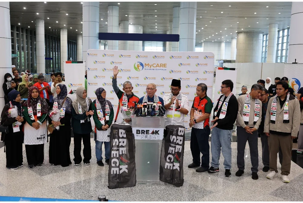 Semua sembilan sukarelawan Malaysia yang menyertai misi bantuan kemanusiaan FCC x TMTG selamat tiba di KLIA Terminal 1 pada Ahad. Foto Bernama