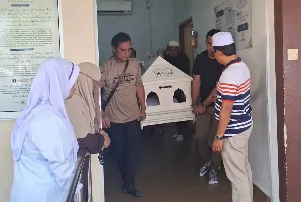 Ahli keluarga dan kenalan mengusung keranda jenazah Nurhazwani selepas selesai proses bedah siasat di Unit Forensik Hospital Kemaman, sebelum dibawa pulang ke Bangi, Selangor, pada Ahad.