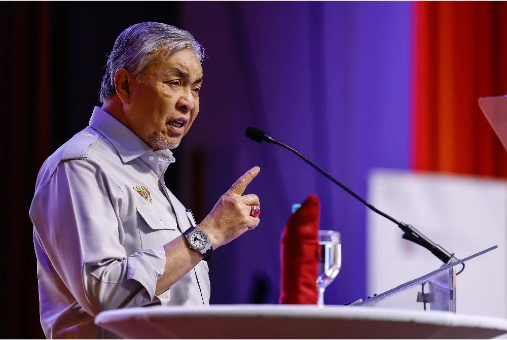 Ahmad Zahid menyampaikan ucapan pada Program Outreach PuTERA35@Universiti Teknologi Mara (UiTM) Puncak Alam di Dewan Berlian, UiTM Kampus Puncak Alam pada Ahad. Foto Bernama