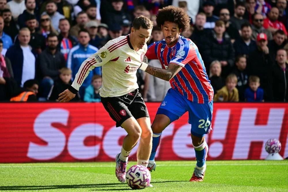 Wirtz (kiri) bersaing dengan pemain Crystal Palace, Chris Richards semasa aksi liga Selhurst Park, selatan London pada 27 September lalu. Foto AFP