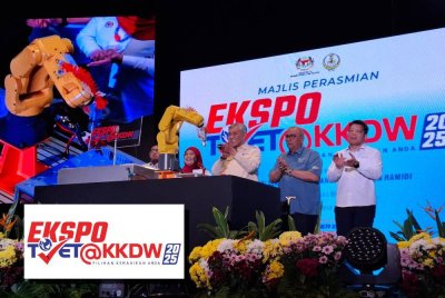 Ahmad Zahid (tiga dari kanan) menyempurnakan gimik perasmian Ekspo TVET@KKDW 2025 di Pusat Konvensyen Ipoh pada Sabtu.