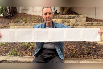 Laurence menunjukkan senarai namanya yang panjang. Foto Agensi