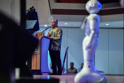 Timbalan Perdana Menteri, Datuk Seri Dr Ahmad Zahid Hamidi menyampaikan ucapan perasmian pada Majlis Makan Malam dan Perasmian Pembukaan International Young Future Leaders Summit 2025 (iFUTURE 2025) di Dewan Merdeka Pusat Dagangan Dunia Kuala Lumpur, hari ini. Foto Bernama