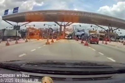 Video berdurasi 22 saat yang dirakam melalui kamera papan pemuka kenderaan lain itu memaparkan lori berkenaan melanggar penghadang di Plaza Tol Puchong Selatan, LDP pada Jumaat.
