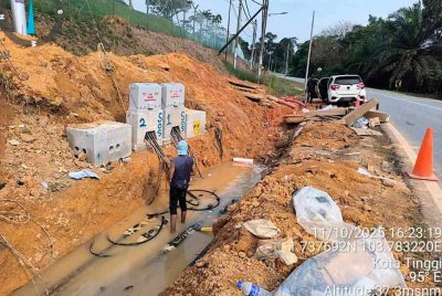 Lelaki yang disyaki terlibat dalam kes curi kabel di Jalan Semanggar baru-baru ini. - Foto: Video tular