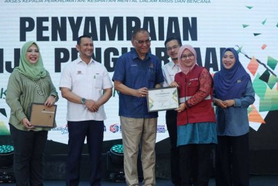 Dr Dzulkefly Ahmad (tiga dari kiri) menyampaikan Sijil Penghargaan kepada wakil pasukan MHPSS pada Majlis Sambutan Hari Kesihatan Mental Sedunia Peringkat Kebangsaan 2025 di Taman Tasik Cyberjaya pada Ahad.
