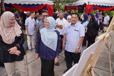 Dr Zaliha (dua dari kiri) pada majlis pelancaran di Rumah Hijau, Taman Botani Perdana pada Ahad - Foto: FB Dr Zaliha