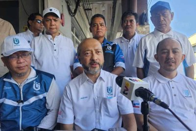 Mukhriz (tengah) ketika ditemui pemberita selepas program Ramah Masyarakat DUN Pantai Manis, Papar pada Ahad.