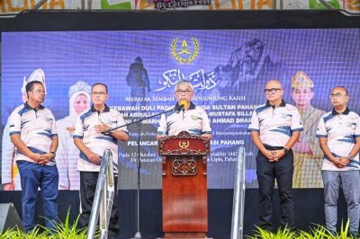 Al-Sultan Abdullah (tengah) ketika bertitah dalam majlis tersebut.
