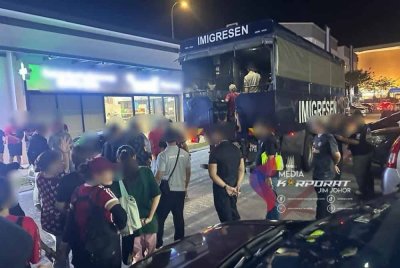 Warga asing yang ditahan dibawa ke Depot Tahanan Setia Tropika untuk siasatan lanjut. Foto JIM Johor