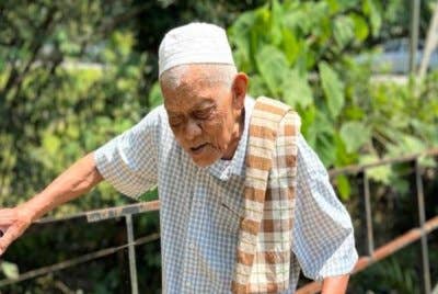 Warga emas dikenali sebagai Abd Razak Abd Rahman dikatakan keluar dari rumahnya pada jam 8 pagi Sabtu.