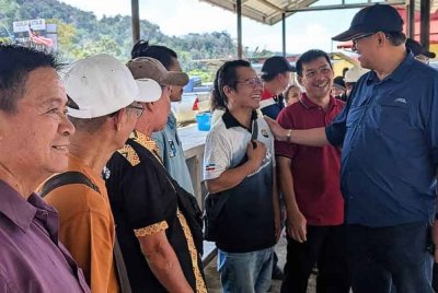Joniston (kanan) beramah mesra dengan penduduk di Kampung Lokub, Kiulu, Tuaran.