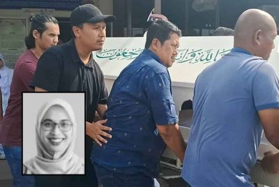 Ahli keluarga mengangkat keranda jenazah Nurhazwani Abd Halim (gambar kecil) di Unit Forensik Hospital Kemaman, pada Ahad.