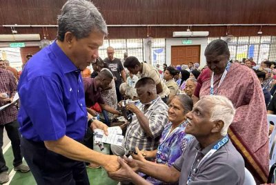 Mohamad (kiri) ketika menyampaikan sumbangan Deepavali kepada penerima di DUN Rantau dan Parlimen Rembau pada Ahad.