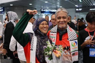 Dr Mohd Alauddin (tengah) bersama isteri, Dr Fauziah (kiri) sejurus tiba di KLIA Terminal 1 hari ini. - Foto: Bernama
