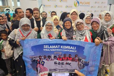 Peserta misi FFC x TMTG bergambar bersama penyokong yang hadir di KLIA, Sepang pada Ahad.