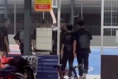 Empat suspek ditahan bagi membantu siasatan dan hasil semakan dua daripada suspek mempunyai rekod jenayah lampau. 