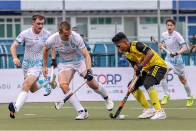 Pemain Young Tigers, Muhammad Danish Aiman Khairul Anwar (dua dari kanan), diasak pemain Australia Dylan Brick (dua dari kiri) dalam aksi SOJC di Stadium Hoki Taman Daya pada Ahad.