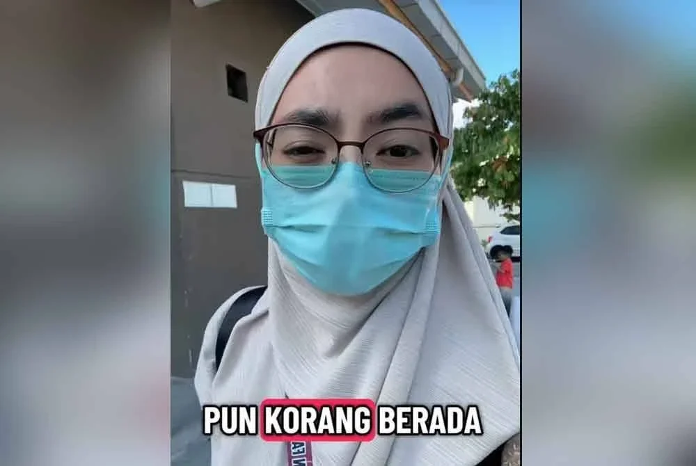 Pegawai farmasi di sebuah hospital awam, Fatin Nasuha berkata, lonjakan kes yang mendadak memaksa pihak farmasi hospital menambah stok ubat antivirus Tamiflu secara besar-besaran.