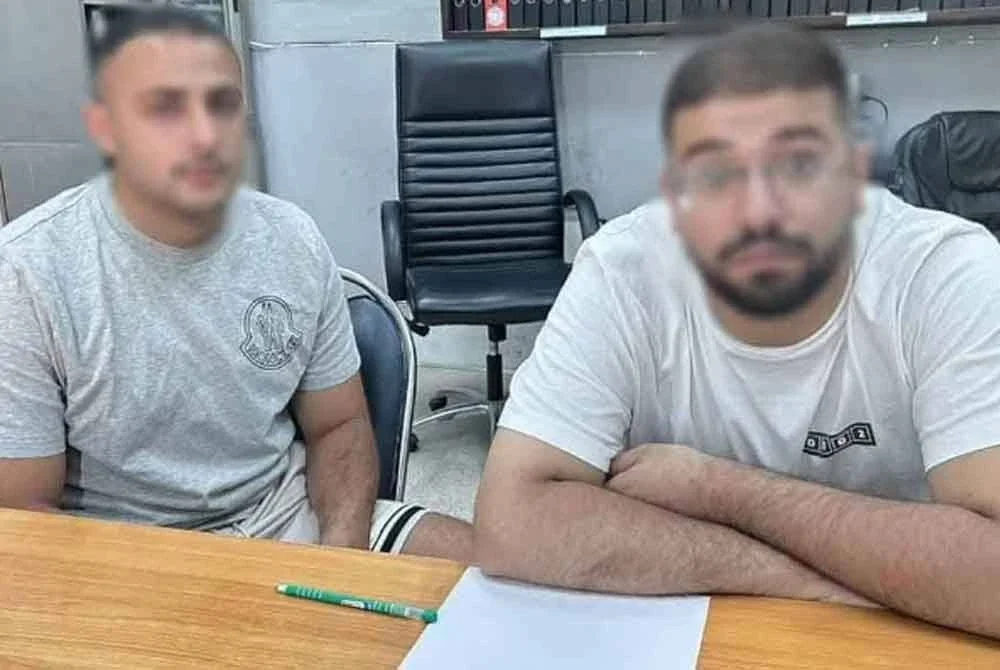 Dua lelaki warga Israel ditahan polis di Koh Samui, wilayah Surat Thani, selepas didapati terlibat dalam kegiatan menukar mata wang dolar Amerika palsu. Foto Agensi. 