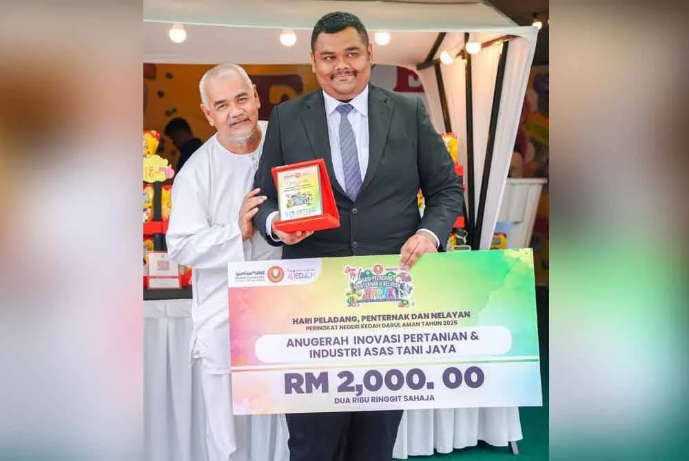 Eizwan bersama bapanya, Solleh yang menjadi tulang belakang Ewan Dodol.