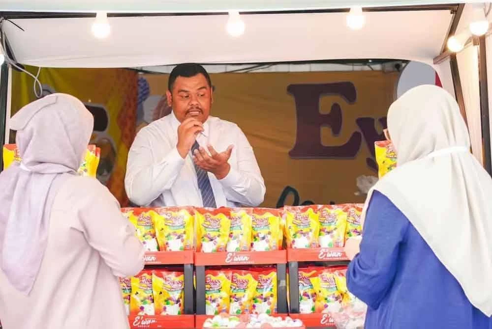 Eizwan menyertai pameran jualan produk di serata negeri untuk memperkenalkan Ewan Dodol.
