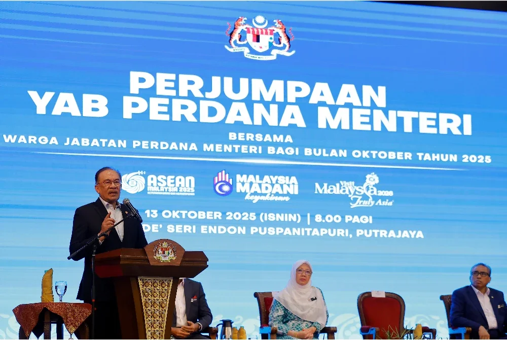 Perdana Menteri, Datuk Seri Anwar Ibrahim menyampaikan ucapan pada Majlis Perjumpaan Perdana Menteri Bersama Warga Jabatan Perdana Menteri bagi Bulan Oktober di Puspanitapuri hari ini. Foto Bernama 